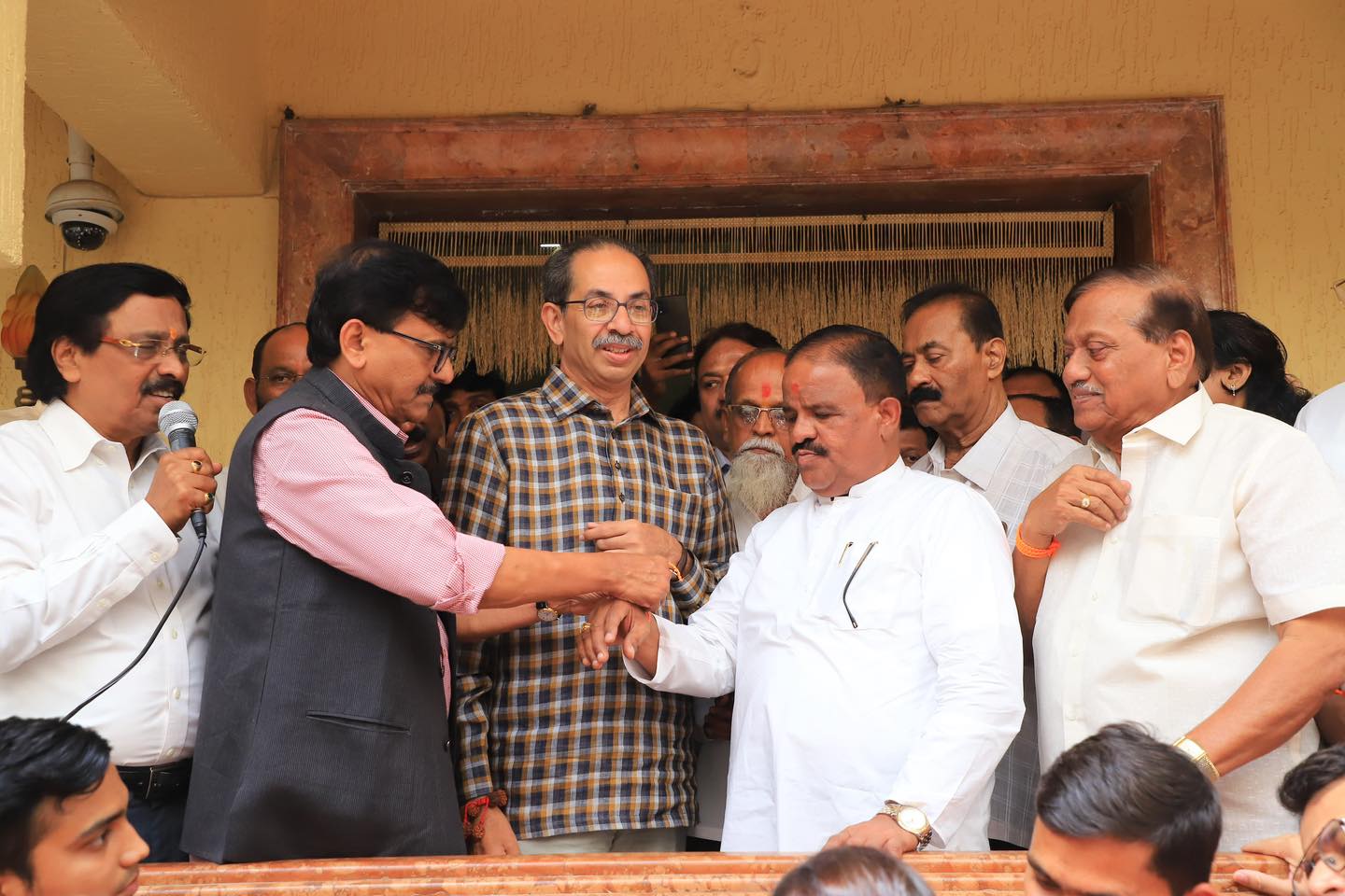 Matoshri me Uddhav Thackeray ke presence me Ratnagiri se Congress Leader Sehdev Betkar ne Shivsena UBT join kiya