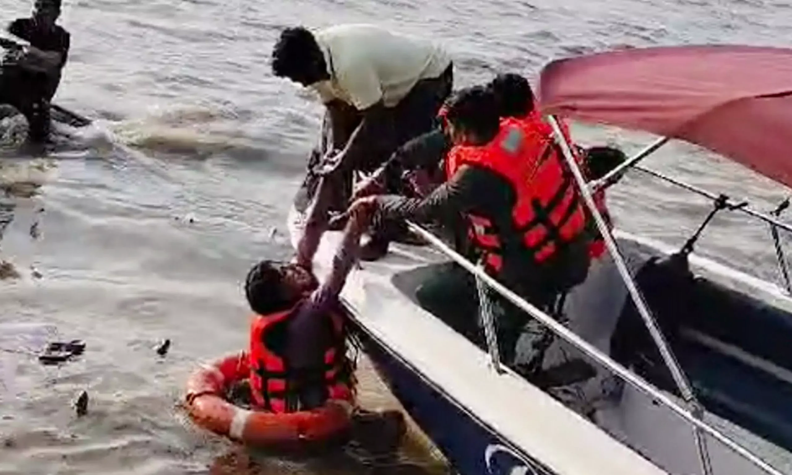 Tourist Boat Palti Hui Samundra Me At Calangute Beach Goa, 1 Dead, 20 Logon Ko Rescue Kiya Gaya