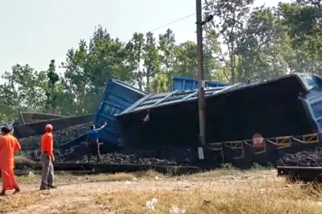 Maal Gadi Palti hui at Chhattisgarh, Local Routes ko chande divert kiya gaya, No Casualties Reported