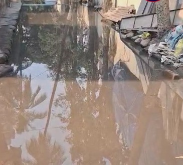 Masjid Pass Ke Aur Society Compound Me Gutter Ke Gande Pani Se Logon Ko Ho Rahi Pareshani Hai At Andheri West