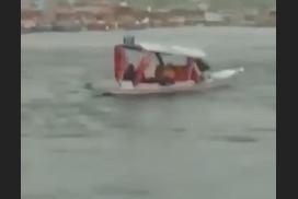 Boat Palti Tez Hawa Se At Dal Lake Kashmir, 1 Family Ke 4 Logon Ko Sahi Salamat Rescue Kiya Gaya, All Is Well