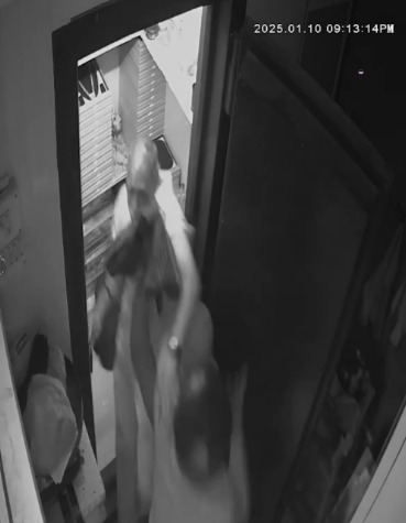 Jewellers Shop Me Robbery Hui At Vasai, Gun Dikha Kar Shop Owner Ko Assault Kar 40 Lakh Ki Jewellery Loota
