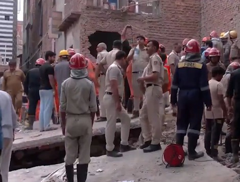 Building Giri Delhi ke Mustafabad area me, 4 Dead, CCTV footage aaya saamne, Rescue operation jaari
