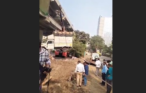 Pick Up Van 2 Auto Se Takrakar Metro Train Ke Liye Khode Khadde Me Jaa Giri At Ghodbundar Road Thane, 1 Dead 1 Injured