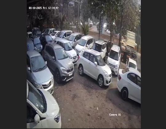 Car Ki Scooter Se Takrar 2 Mahilaon Ki Death Hui At Vashi Navi Mumbai, Police Car Driver Ki Talash Me