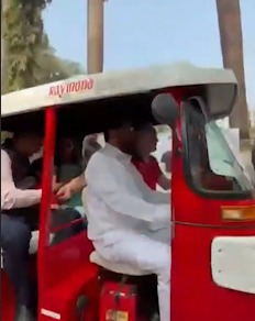 Maharashtra DCM Eknath Shinde bike aur auto chalate nazar aaye at Auto Fest 2025 in Thane