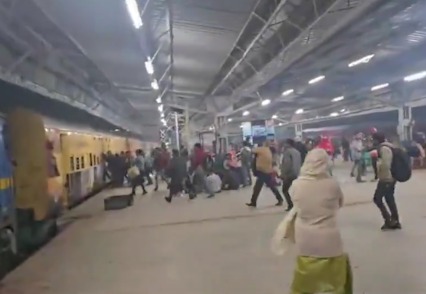 Bhagdad Mach Gayi Jhansi Railway Station Par, Mahakumbh Mela Ke Liye Train Pakadne Ke Liye, Video Viral Hua