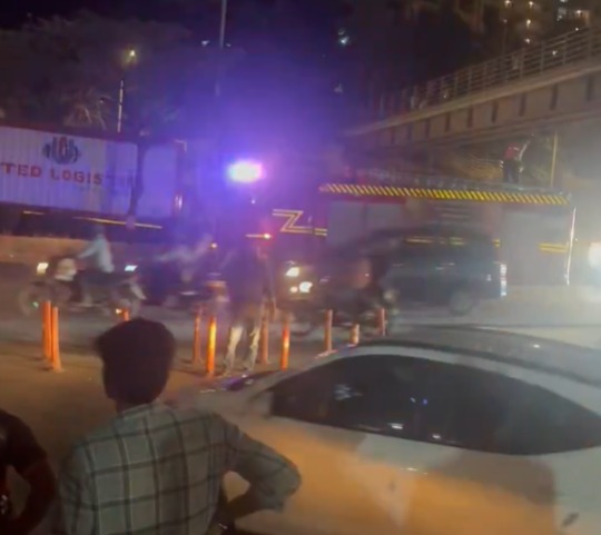 Truck takrayi Mertro Pillar se at Malad Western Express Highway, Driver Cleaner injured