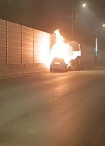 Borivali E haiway pe apas me texi aur ciment mixed gadi wrong side gadi aane se hua accident aur gadi me lagi aag texi driver gadi me hi jal gaya baher nhi nikal paya