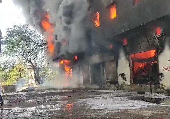Plywood godown me lagi aag at Bhiwandi, aaspass ke kayi Godown jalkar hue khaak, Fire Brigade on the spot