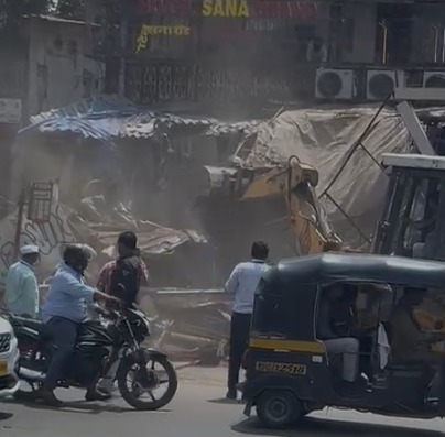 Bulldozar Chala Bmc K/West Ward Ka At Andheri West S V Road