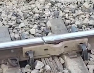 Local Train 15- 20 Minutes Late chal rahi hai bataya Western Railway ne, Vaitarna ke pass track hua Crack