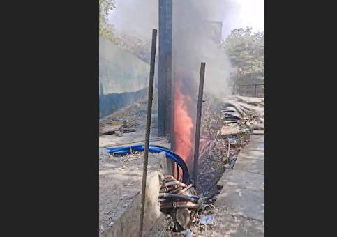 Saki naka picnic hotel ke paas bridge ke niche lagi aag wayar jalne se abhi tak koi nahi aya