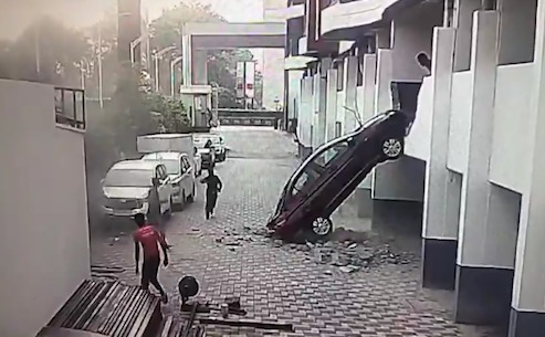 Car Giri Parking Lot Mein, Pune Ke Viman Nagar Area Se Video Hua Viral, No Injuries Reported