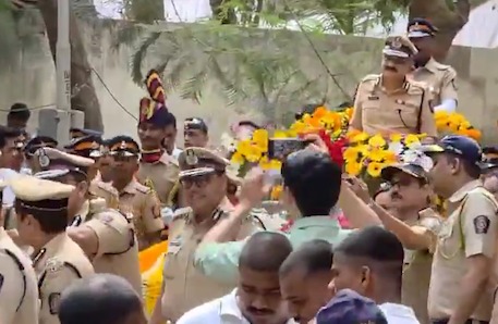 Mumbai CP Vivek Phansalkar Ka Farewell Traditional Guard Of Honour Se Kiya Gaya, 35 Saal Service Ke Baad Hue Retire