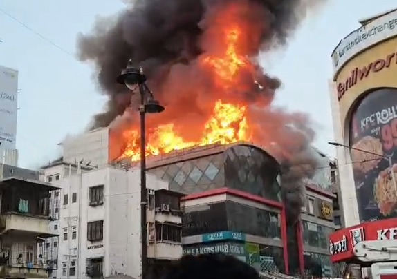 Major Fire in Linking Road Mall Bandra