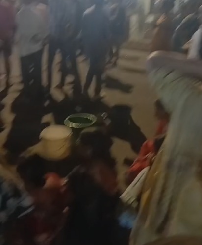 Marol Makwana Road per Pani Nahin a Raha Hai To Sab Jan Road per baith gaye hain