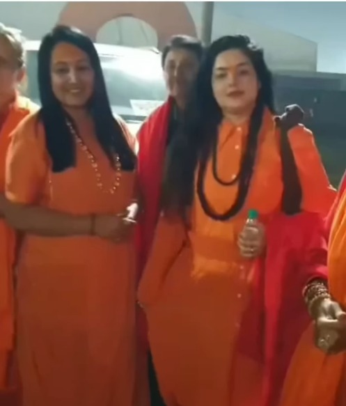 Bollywood Actress Mamta Kulkarni Ne Sanyas Liya, Prayagraj Jaakar Mahamandleshwar Kinnar Akhada Join Kiya