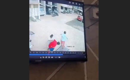 2Yrs Boy Gira 3rd Floor Se, Neeche Khade Shaks Ne Jaan Bachaya At Thane Dombivli, CCTV Video Aaya Samne