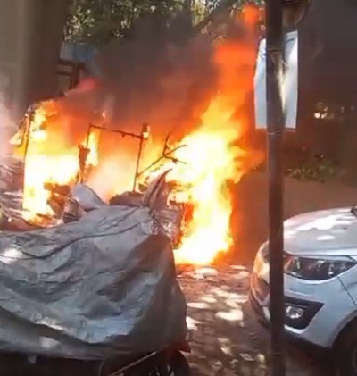 Andheri sahar village under airport briged over heating k wajhse rickshaws gas cilinder me tezi se lagi aag