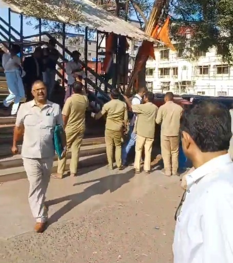 Bandra East mai auto wale local public ko bohot pareshan karte hai.. Corporation koi action nahi le rahe hai
