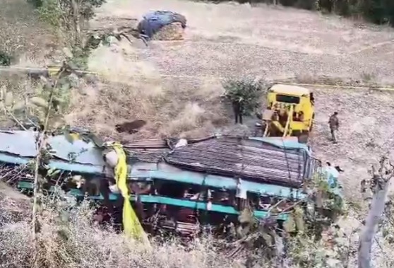 Bus giri 200 ft gehri khaai me, 2 bachcon samet 7 Logon ko death hui, 15 injured at Nashik Gujrat Highway