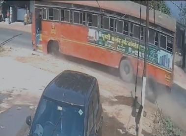 Chalti ST bus ka tyre nikal kar door jaa gira, Baal Baal Bache bus me baithe Passenger at Vasai, haadse ka Video aaya saamne