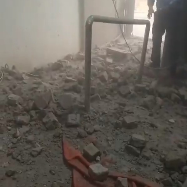 Slab collapsed at Mumbai University Kalina campus, MP Varsha Gaikwad ne Karwai ki mang kiya