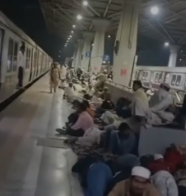 Kharghar Ijtema – Local Train Service Bandh Hone Par Panvel Station Par Raat Guzara Logon Ne