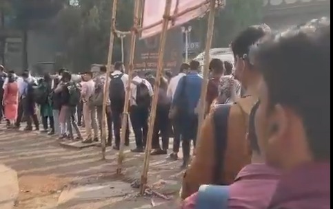 Sakinaka Metro Station par Bus, Autorickshaw ka intezar karte log, Lambi Line me khade rahe log