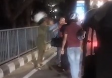 Road Rage – Bike wale ke cut maarne par Gussaye scooter wale ne helmet se Biker ko maara, Biker dead at Kharghar