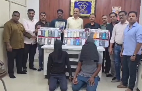 Local Train Mein Mobile Churane Wale 2 Shatir Choron Ko Kalyan Railway Crime Branch Ne Kiya Arrest, 42 Chori Ke Mobiles Baramad