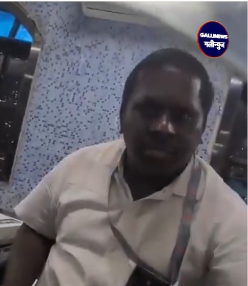 Railway Ticket Staff Ka Ghotala? Ticket Fare Se Zyada Paisa Lene Ka Aarop Lagaya Passengers Ne At Kalyan, Video Hua Viral