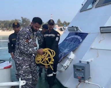 Samundra Ke Beech Phanse Fishing Boat Me Beemar Shaks Ki Help Ke Liye Pohnache Indian Coast Guards – MRCC Mumbai