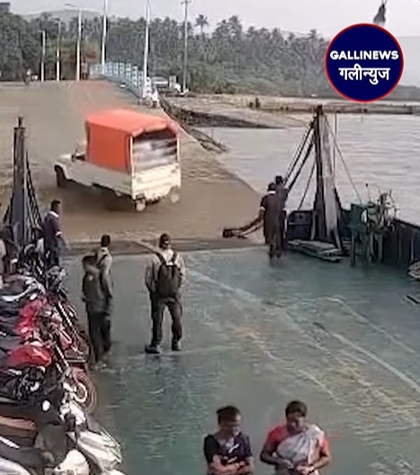 Pick Up Van giri Samundra me at Angardanda Jungle Jetty at Murud, No Casualties reported