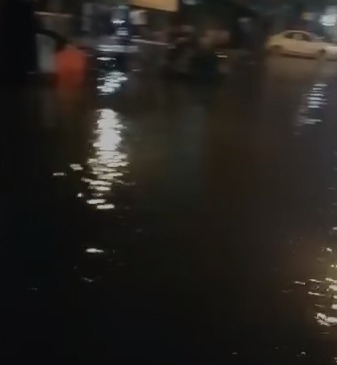 Barish mai Road par Swimming Pool