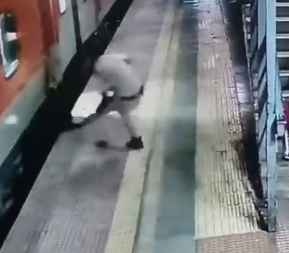 Chalti Hazrat Nizamuddin Garib Rath Express Train Se Gire Shaks Ki Jaan Bachaya Alert RPF Ke Jawan Ne At Bandra
