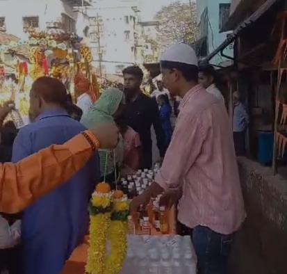 Shivaji Maharaj Sabke! Muslims of Panvel Kachi Mohalla Distribute Cold Drinks & Biscuits in Shiv Jayanti Procession