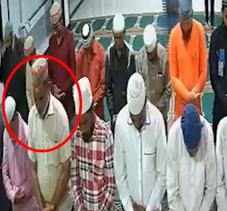 Namaz Padhte Hue Heart Attack Aaya, Masjid Me Hi Shaks Ki Death Hui – Viral Video Chiplun Ka Bataya Ja Raha Hai
