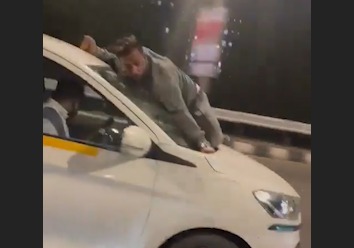 Bonnet Par Latka Raha Shaks, Car Speed Me Bhagti Rahi – Mumbai Western Express Highway Se Video Hua Viral, Police Case Darj