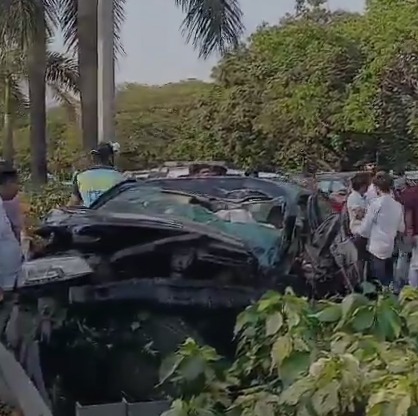 Fullspeed Car Jhad se takrayi, Jhad gir gaya at Nerul Palm Beach road Navi Mumbai, No Casualty Reported, Car Buri tarah Damage hui