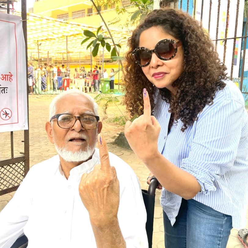 Journalist Rana Ayub Apne Father Ke Sath Nazar Aayi Voting Ke Baad Polling Booth Par.
