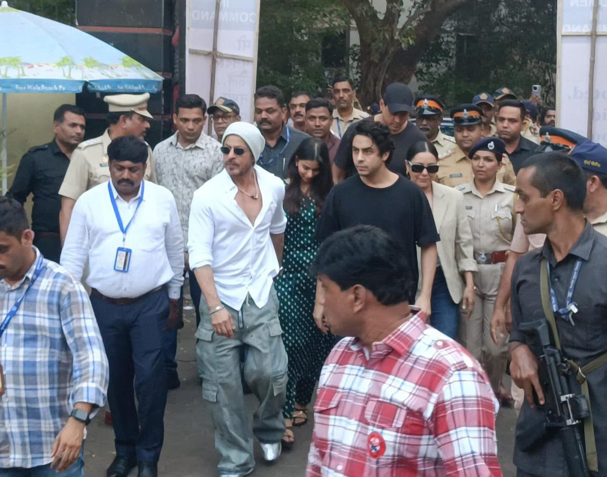 Shah Rukh Khan Arrives To Vote With His Family For Maharashtra Assembly Elections.