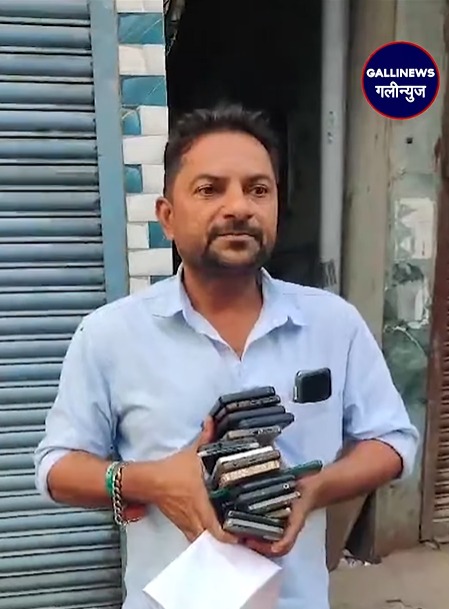 Mobile not allowed in Polling Booth, Logon ka mobile sambhalte Asgar Bhai at Malad West Assembly