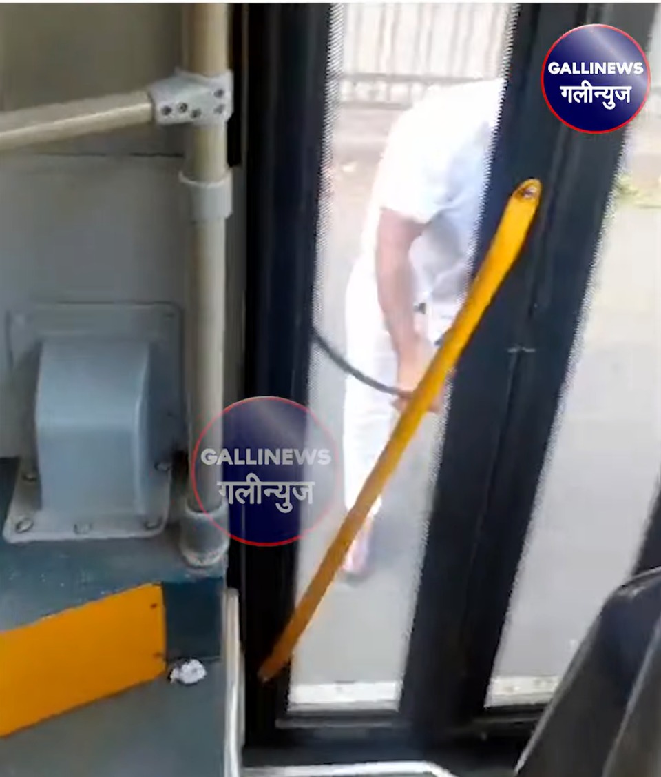 BEST AC Bus Phoda Autorickshaw Driver Ne At Malad Marve Road, Bus Driver Minor Injured