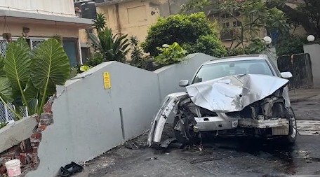 BMW Takrayi Building Compound Wall Se At Bandra Bandstand, No Injuries Reported