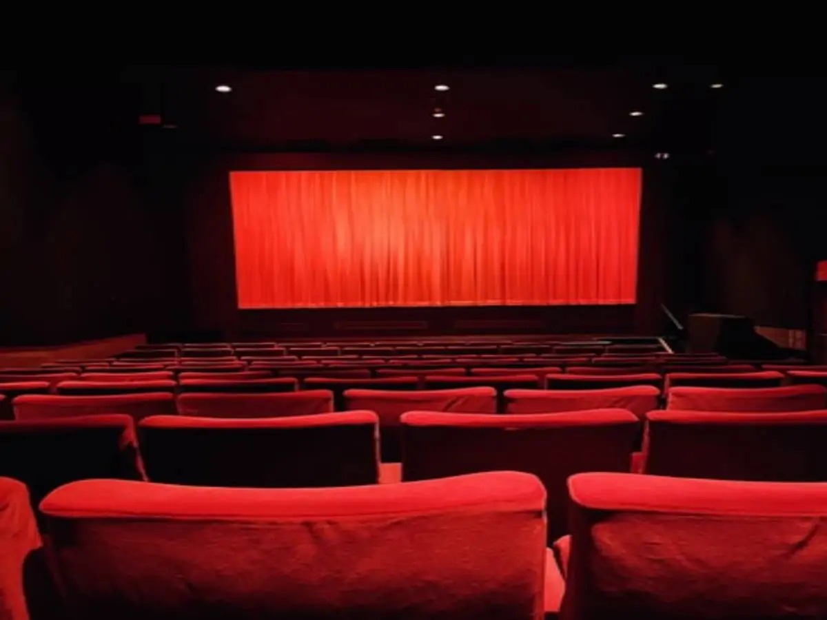 Theaters Ko Movie Show Ke Waqt Advertise Dikhana Pada Bhari, Consumer Court Ne Theater Ko Lakh Rupiye Fine Maara