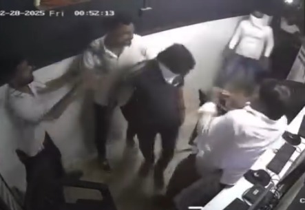 Talwar, Koyta Hathon Me Liye Logon Ko Darate Hue Gang Ki Dehshat Thane Area Me, Social Media Me Viral Hua Video, Police Jaanch Shuru