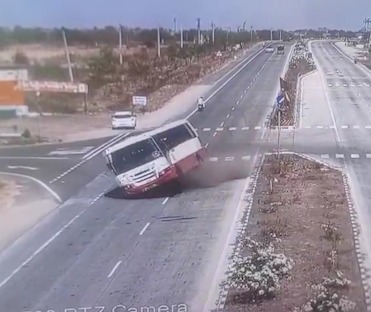 Bus Palti Hui, Bike Ko Bachane Ke Chakkar Me Hua Haadsa, 38 Log Injured At Latur, Live Video Aaya Saamne
