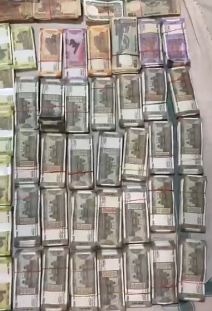 Raid – State Transport Officer Ke Ghar Par Odisha Vigilance Unit Ne Ki Raid, Karodon Rupaye Value Ka Cash, Gold, Property Baramad